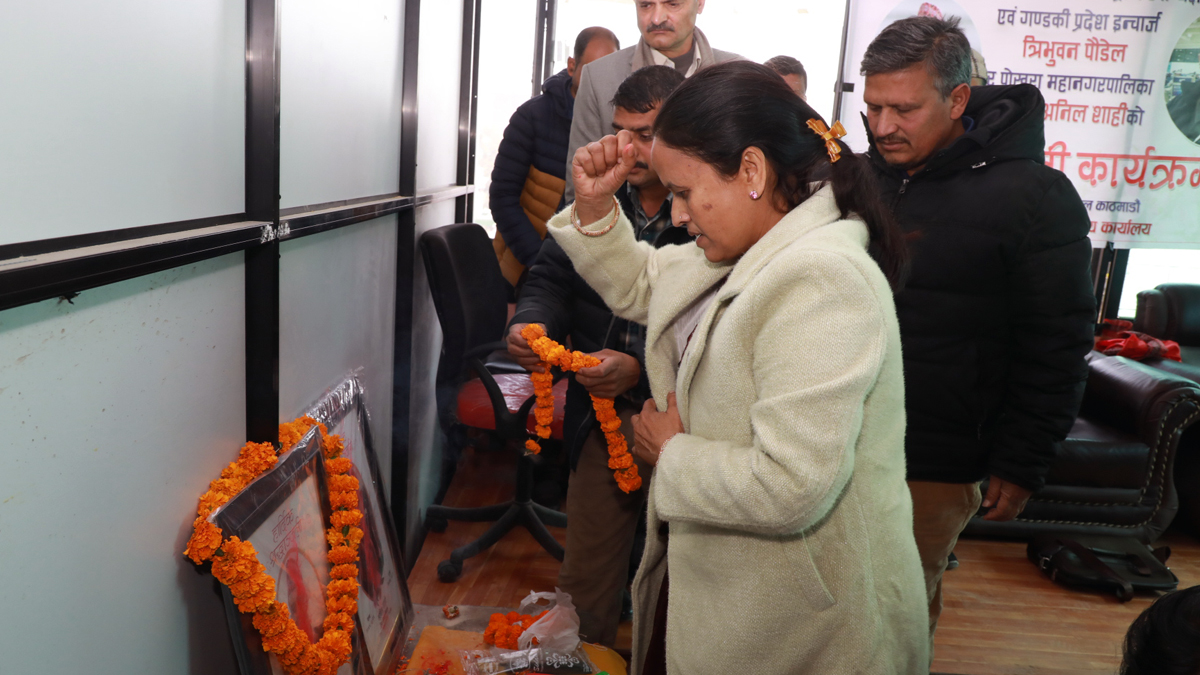सञ्चारमन्त्री शर्माद्वारा श्रद्धाञ्जली व्यक्त